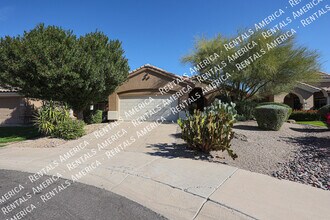 10232 E Meadow Hill Dr in Scottsdale, AZ - Foto de edificio - Building Photo