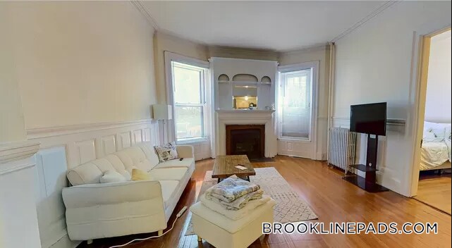 1069 Beacon St in Brookline, MA - Building Photo