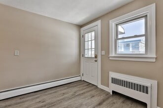9 Sunset Ln in Bedford, NH - Foto de edificio - Building Photo
