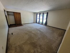 301 Schrock Rd in Worthington, OH - Foto de edificio - Building Photo