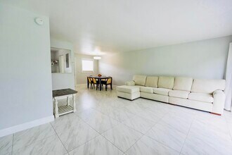 725 Lori Dr in Palm Springs, FL - Building Photo - Building Photo
