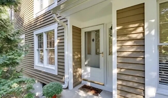 8 Harrow Ln in Bedminster, NJ - Building Photo - Building Photo