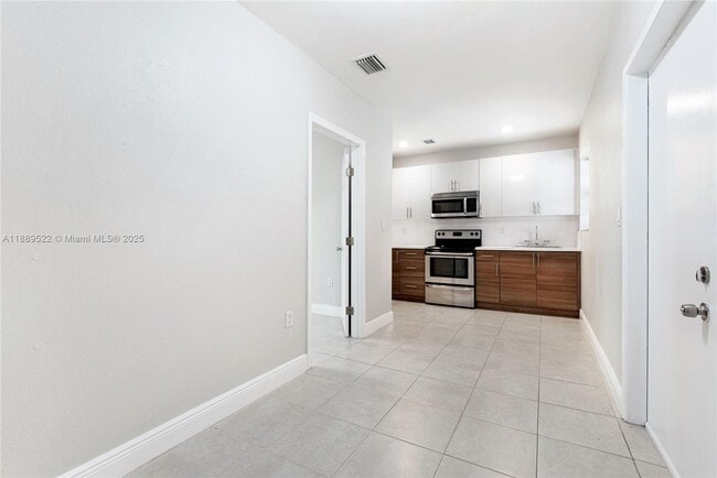 214 Salamanca Ave in Coral Gables, FL - Building Photo - Building Photo