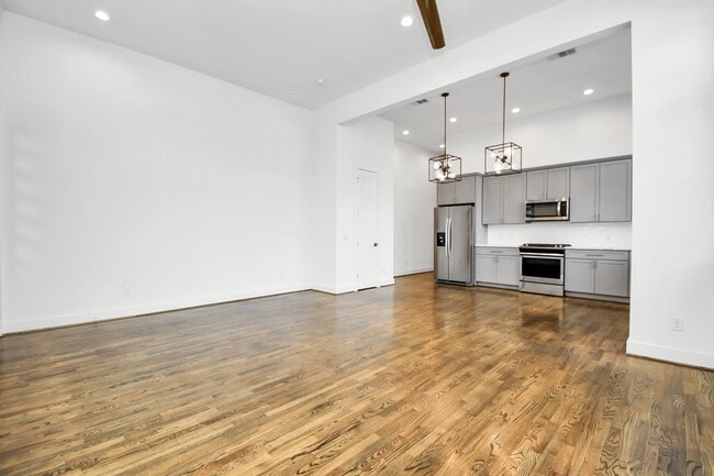 732 W 22nd St
