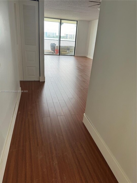 117 Lake Emerald Dr, Unit 202 in Oakland Park, FL - Building Photo