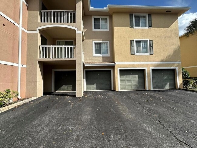 6370 Emerald Dunes Dr, Unit 302 in West Palm Beach, FL - Foto de edificio - Building Photo