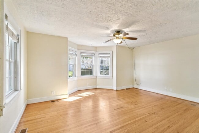 75 Lodge Rd in Poquoson, VA - Foto de edificio - Building Photo