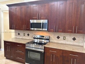 1290 Camellia Ln in Weston, FL - Building Photo - Building Photo