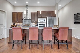 8025 Maryland Ave in Clayton, MO - Building Photo - Building Photo