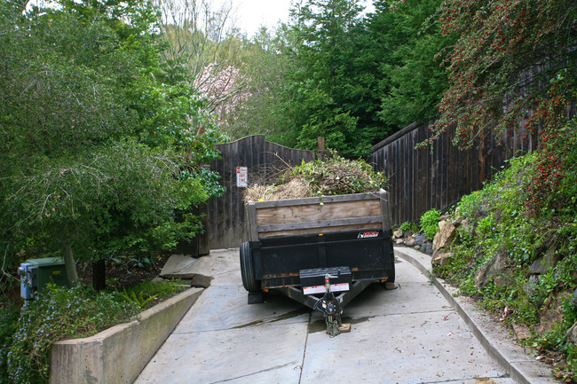 60 Park Way in San Anselmo, CA - Foto de edificio - Building Photo