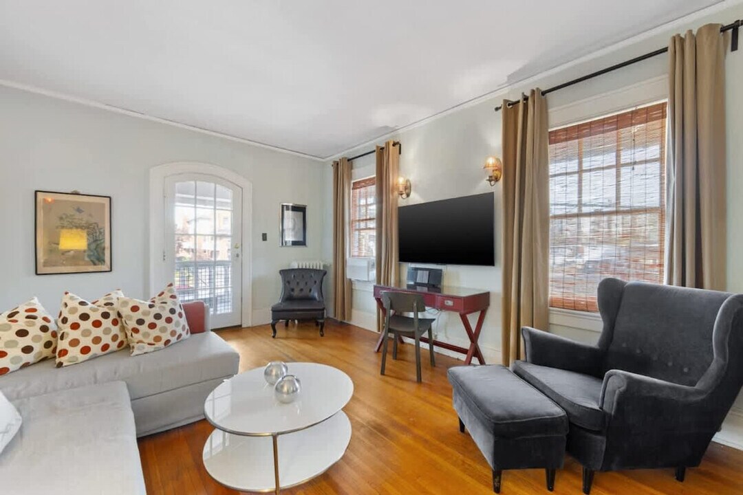 536 Hawthorne Ln in Charlotte, NC - Building Photo