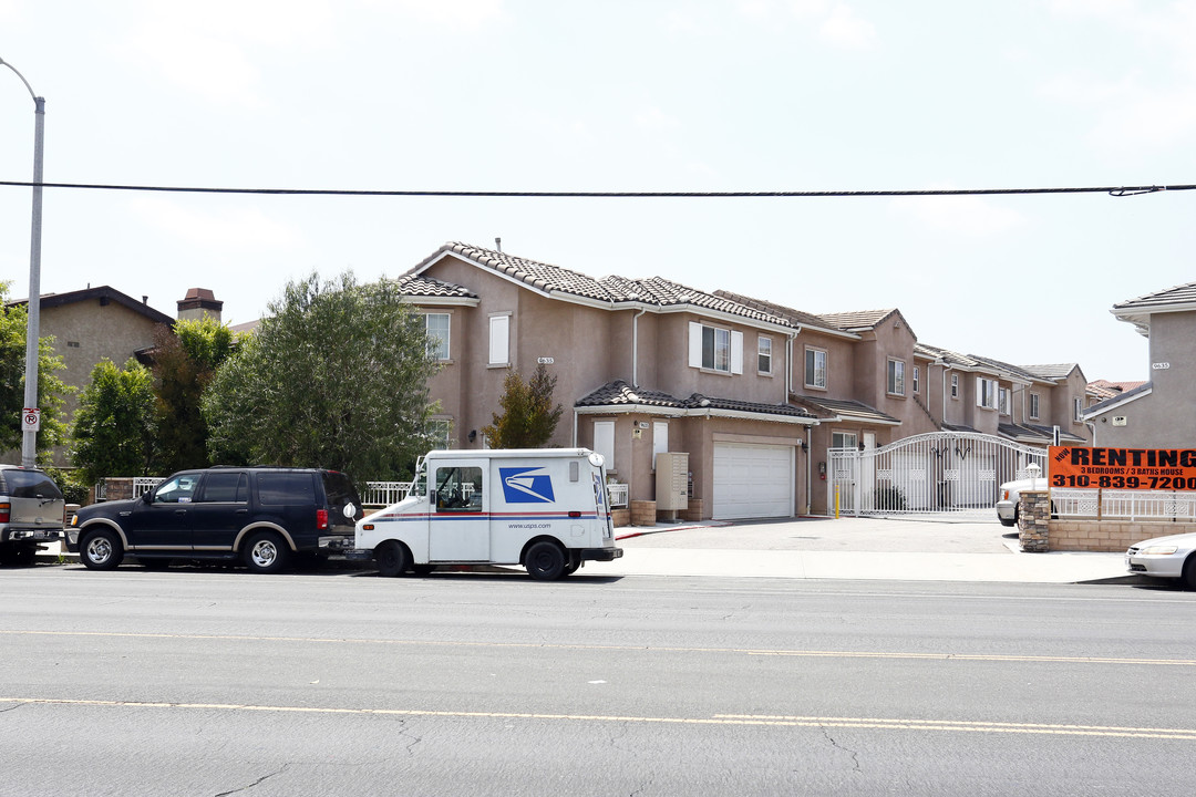 9635 Woodman Ave in Arleta, CA - Foto de edificio