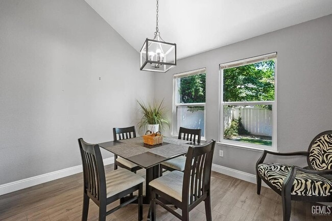 8000 Kroll Way in Bakersfield, CA - Foto de edificio - Building Photo