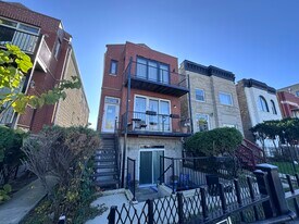 2711 W Congress Pkwy in Chicago, IL - Building Photo