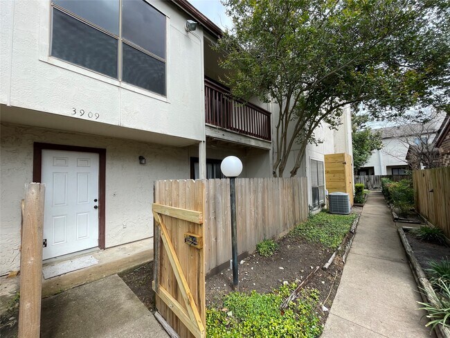 3909 Tanglewilde St in Houston, TX - Building Photo - Building Photo