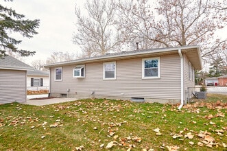 409 SW Ash Dr in Ankeny, IA - Foto de edificio - Building Photo