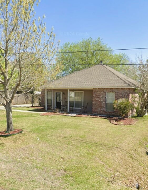 17092 W Willow Dr in Prairieville, LA - Building Photo