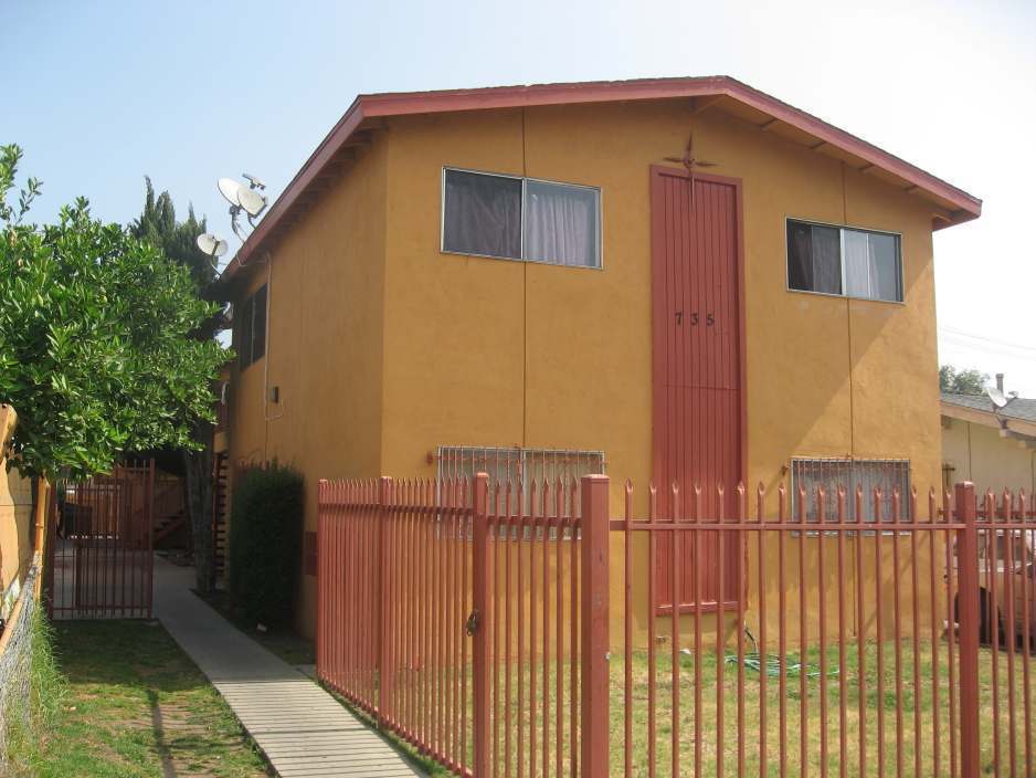 735 W 78th St in Los Angeles, CA - Building Photo