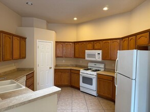9909 Geneva Dr NW in Albuquerque, NM - Foto de edificio - Building Photo