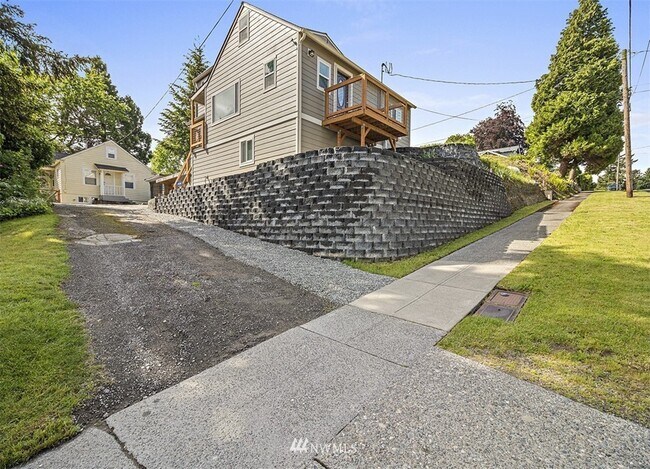 704 S Summit Ave in Bremerton, WA - Building Photo - Building Photo