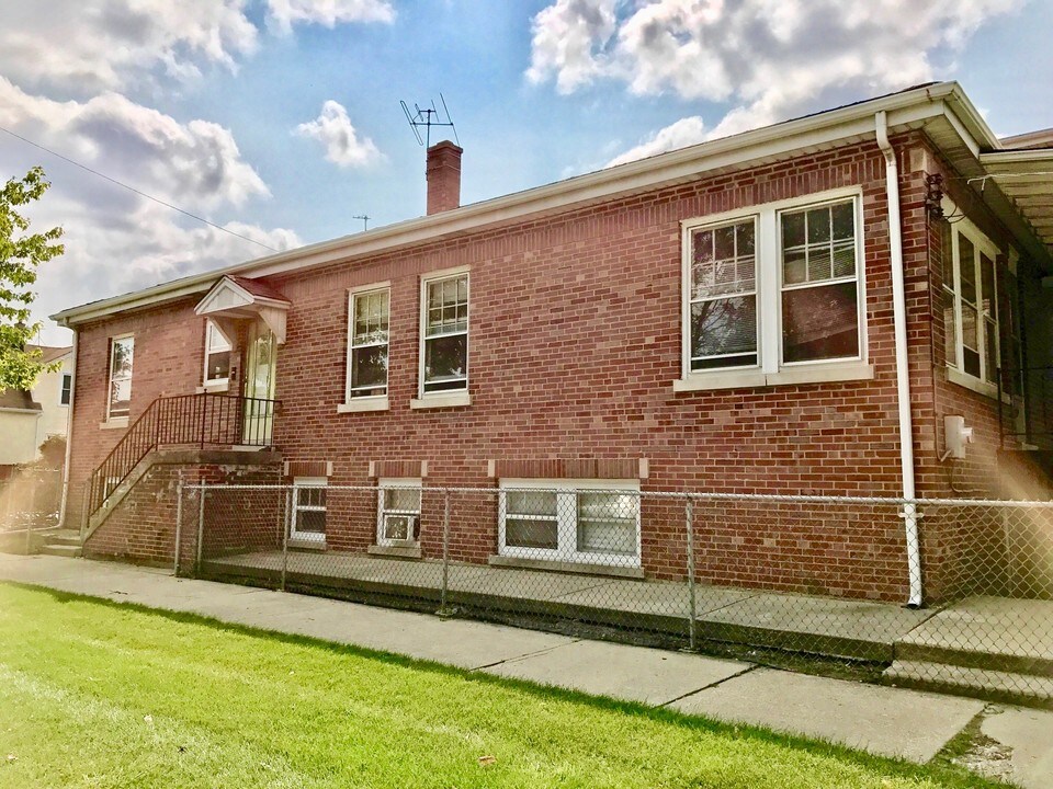 5400 W Foster Ave in Chicago, IL - Building Photo