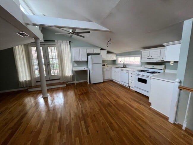 883 Monroe Dr NE in Atlanta, GA - Foto de edificio - Building Photo