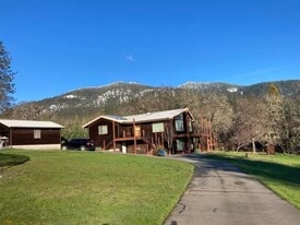 498 NW Scenic Dr in Grants Pass, OR - Building Photo