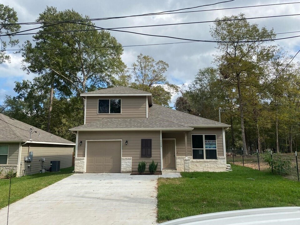 1113 W Cedar River Rd in Montgomery, TX - Building Photo