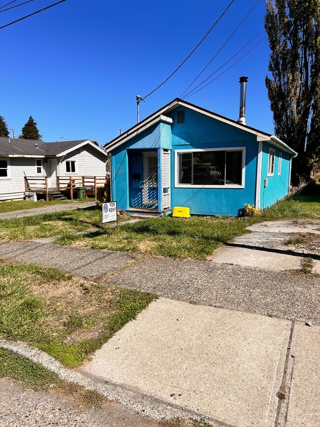 1076 S 8th St in Coos Bay, OR - Building Photo - Building Photo