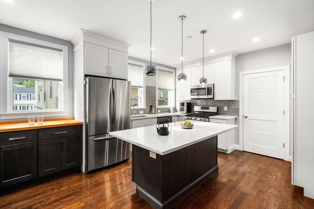 80 Winthrop St, Unit 2 in Boston, MA - Building Photo