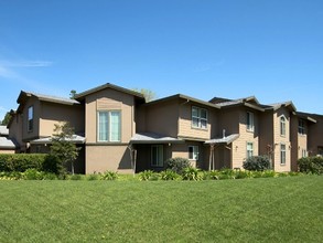 Almondwood Apartments in Davis, CA - Foto de edificio - Building Photo