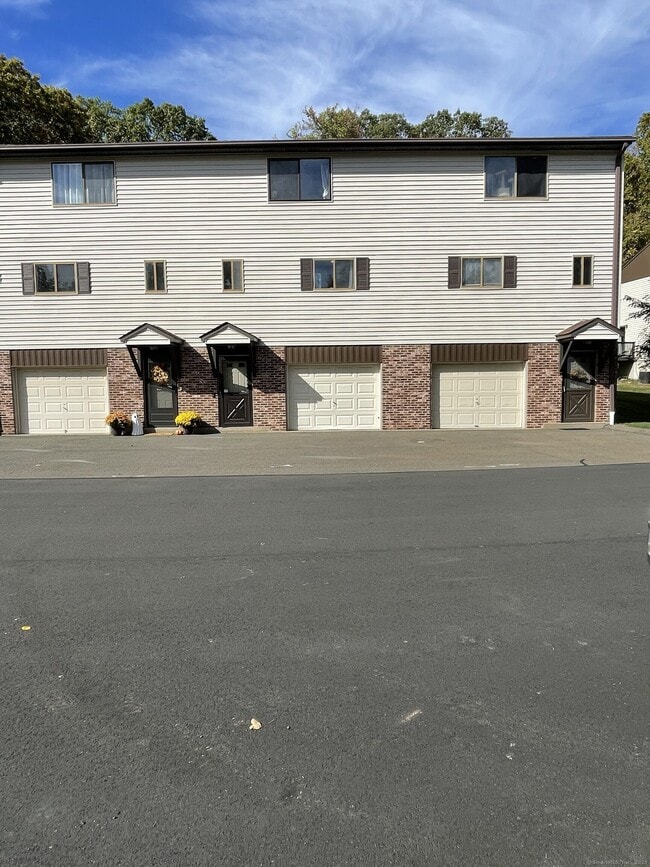 140 Thompson St in East Haven, CT - Building Photo - Building Photo