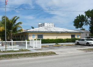 1725 Taylor St in Hollywood, FL - Building Photo - Building Photo