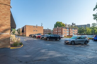 Windsor Apartments in Fairview Park, OH - Foto de edificio - Building Photo