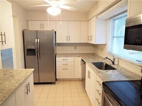 126 18th Ave NE in St. Petersburg, FL - Building Photo - Building Photo