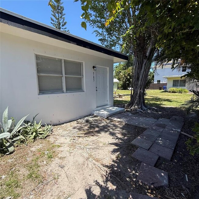 1827 N Dixie Hwy, Unit 3