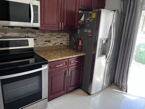 9311 Wedgewood Dr in Tamarac, FL - Building Photo - Building Photo
