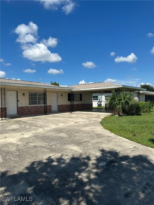 4828 Marine Dr in Cape Coral, FL - Foto de edificio