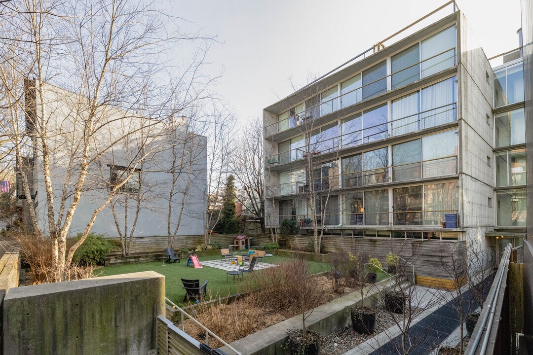 580 Carroll St in Brooklyn, NY - Building Photo