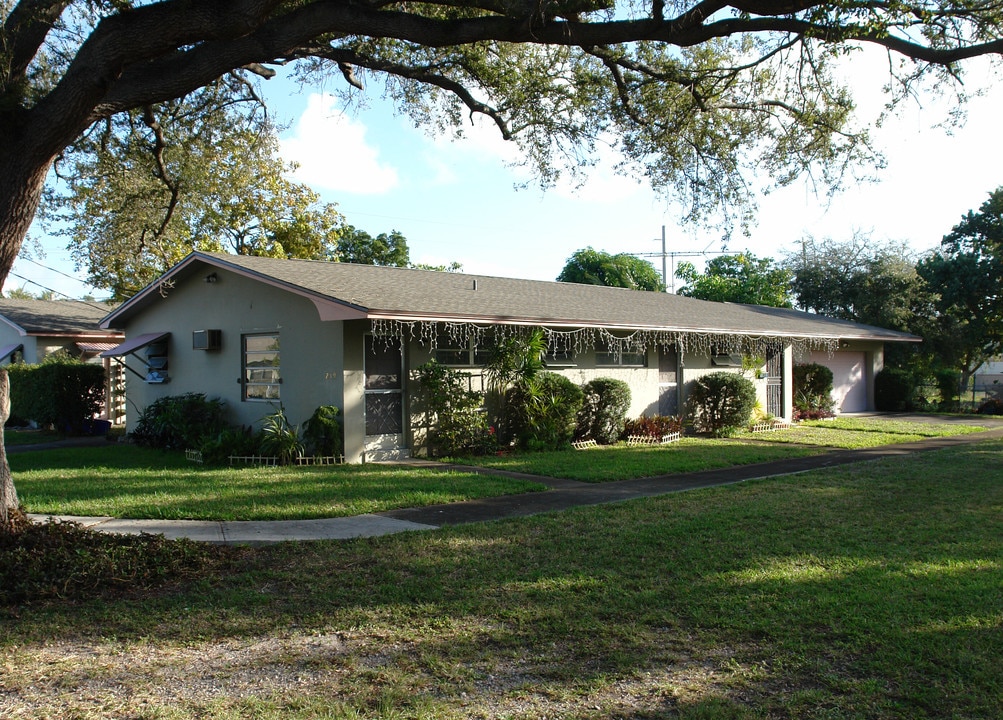 213 SW 1st Ct in Dania Beach, FL - Foto de edificio