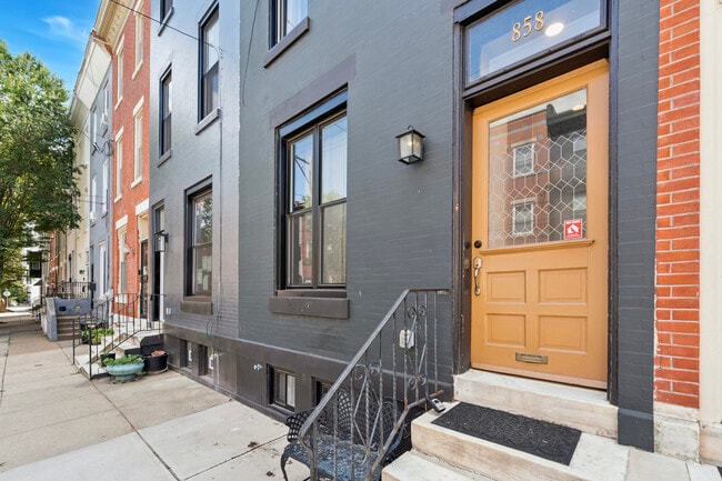 858 Perkiomen St in Philadelphia, PA - Foto de edificio - Building Photo