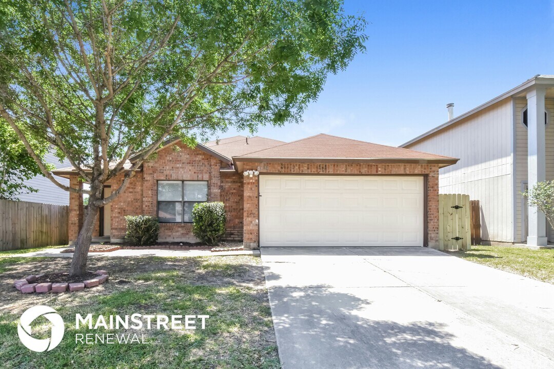 8027 Chestnut Cape Dr in Converse, TX - Building Photo
