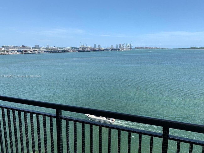 540 Brickell Key Dr in Miami, FL - Building Photo - Building Photo