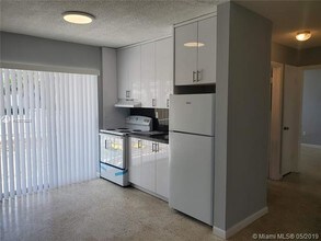 1043 NW 5th St-Unit -1 in Miami, FL - Foto de edificio - Building Photo