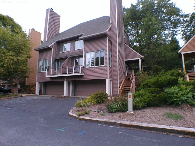 13 Ivy Glen Ln in Roseland, VA - Building Photo - Building Photo