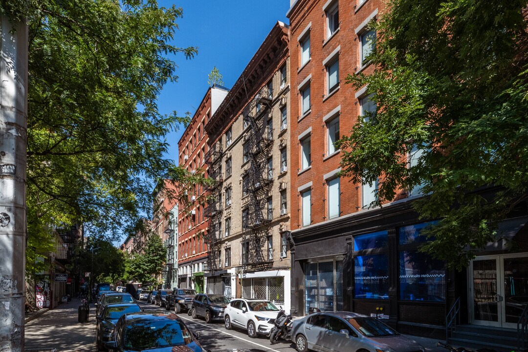 98-100 Thompson St in New York, NY - Building Photo