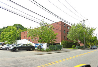 Linden Street Apartments in Waltham, MA - Foto de edificio - Building Photo