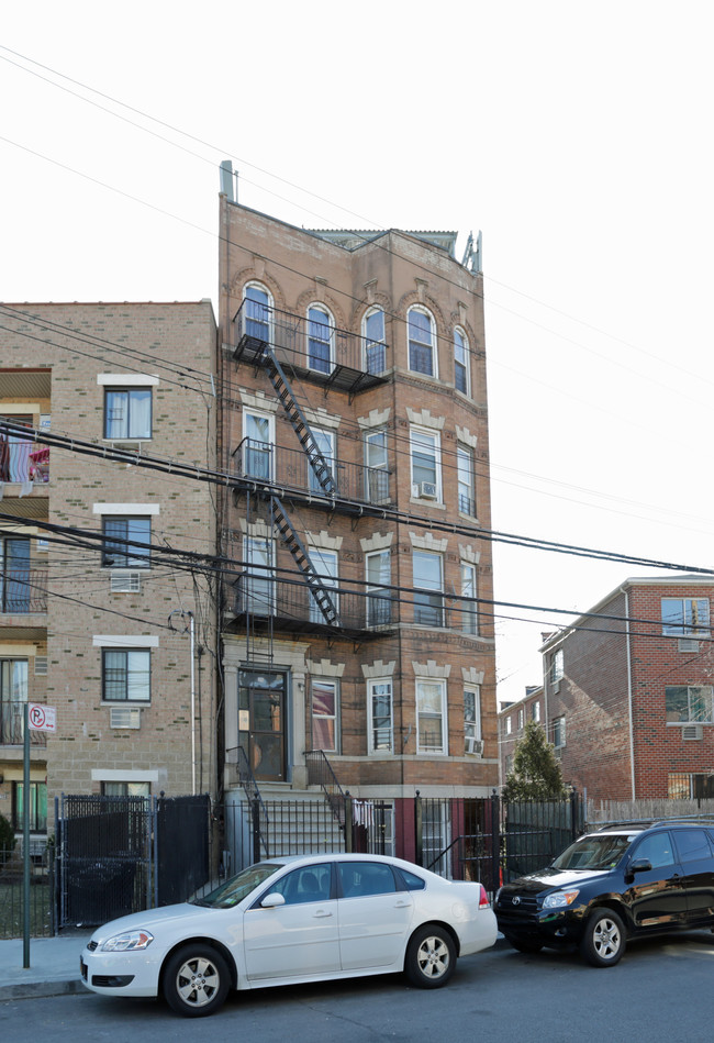 3610 Barnes Ave in Bronx, NY - Foto de edificio - Building Photo