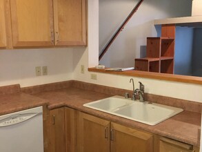 1350 Yulupa Ave in Santa Rosa, CA - Building Photo - Building Photo