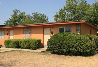 Brookview Duplex 6822 in San Antonio, TX - Building Photo - Building Photo